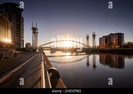 Quay House und die Millenium Bridge am Trafford Banks of Salford Quays Stockfoto