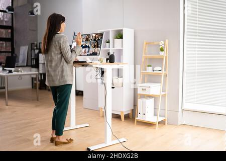 Videokonferenz Mit Elektrisch Verstellbarem Stehtisch Stockfoto