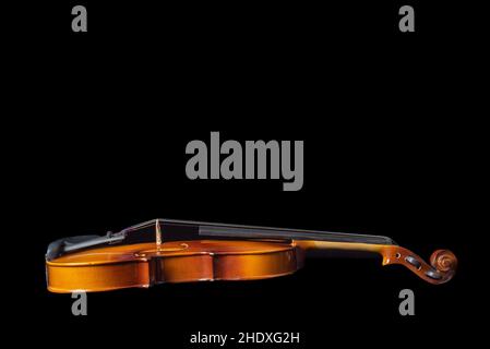 Seitenansicht einer Geige auf schwarzem Hintergrund. Speicherplatz kopieren. Stockfoto