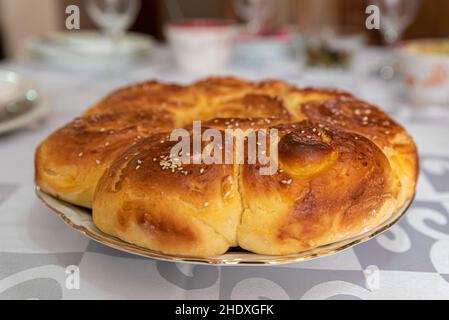 Orthodoxer Brauch zu Weihnachten, hausgemachtes Brot namens 'česnica' Stockfoto