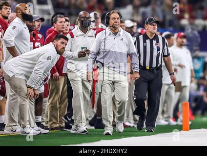 Arlington, Texas, USA. 31st Dez 2021. Nick Saban, Cheftrainer von Alabama Crimson Tide, während des Cotton Bowl Classic NCAA Fußballspiels zwischen der University of Cincinnati Bearcats und der University of Alabama Crimson Tide im AT&T Stadium in Arlington, Texas. Tom Sooter/Dave Campbells Texas Football via CSM/Alamy Live News Stockfoto