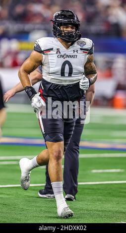 Arlington, Texas, USA. 31st Dez 2021. Cincinnati Bearcats Linebacker Darrian Beavers (0) vor dem Cotton Bowl Classic NCAA Football Spiel zwischen der University of Cincinnati Bearcats und der University of Alabama Crimson Tide im AT&T Stadium in Arlington, Texas. Tom Sooter/Dave Campbells Texas Football via CSM/Alamy Live News Stockfoto