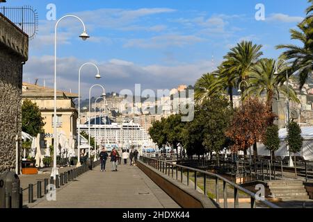 Blick auf den Alten Hafen mit den öffentlichen Gärten und einem im Hafen der Küstenstadt, Genua, Ligurien, Italien, verankerten Kreuzschiff Stockfoto