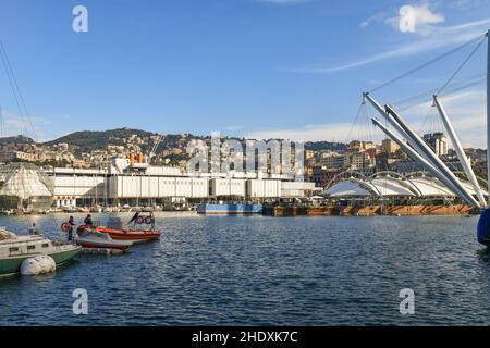 Blick auf den Alten Hafen mit dem Bigo und dem Aquarium, moderne Bauten, die 1992 vom Architekten Renzo Piano entworfen wurden, Genua, Ligurien, Italien Stockfoto