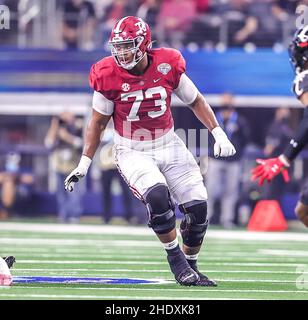 Arlington, Texas, USA. 31st Dez 2021. Alabama Crimson Tide Offensivlineman Evan Neal (73) während des Cotton Bowl Classic NCAA Football Spiels zwischen der University of Cincinnati Bearcats und der University of Alabama Crimson Tide im AT&T Stadium in Arlington, Texas. Tom Sooter/Dave Campbells Texas Football via CSM/Alamy Live News Stockfoto