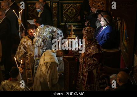 Palästinensische Gläubige aus der griechisch-orthodoxen Gemeinde beten am 7. Januar 2022 in der St. Porphyrios Kirche in Gaza City während der Weihnachtsmesse. Stockfoto