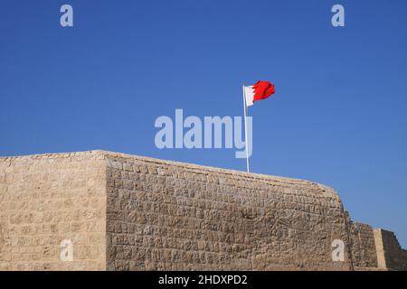 Befestigte Mauern des Bahrain Fort, oder Portugiesisches Fort, mit der Flagge von Bahrain, Königreich Bahrain Stockfoto