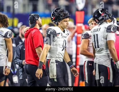 Arlington, Texas, USA. 31st Dez 2021. Cincinnati Bearcats Quarterback Desmond Ridder (9) während des Cotton Bowl Classic NCAA Football Spiels zwischen der University of Cincinnati Bearcats und der University of Alabama Crimson Tide im AT&T Stadium in Arlington, Texas. Tom Sooter/Dave Campbells Texas Football via CSM/Alamy Live News Stockfoto