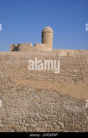 Befestigte Mauern und Turm des Bahrain Fort oder Portugiesisches Fort, Königreich Bahrain Stockfoto