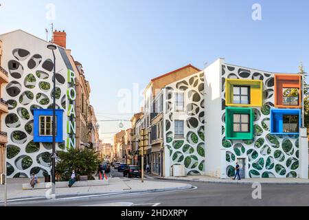 Frankreich, Loire, Roanne, Mehrfamilienhaus mit Trompe-l'oeil vor dem dorischen Kreisverkehr // Frankreich, Loire (42), Roanne, immeuble avec Trompe-l'o Stockfoto