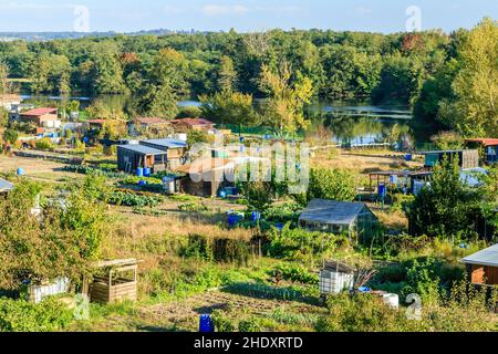 Frankreich, Loire, Roanne, die Arbeitergärten des Rivage auf einem Deich des Loire-Flusses // Frankreich, Loire (42), Roanne, les jardins ouvriers du Rivage sur Stockfoto