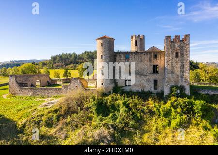 Frankreich, Loire, Chambles, Essalois, Chateau d'Essalois, Mittelalterliche Burg (Luftaufnahme) // Frankreich, Loire (42), Chambles, Essalois, château d'Essalois, ch Stockfoto