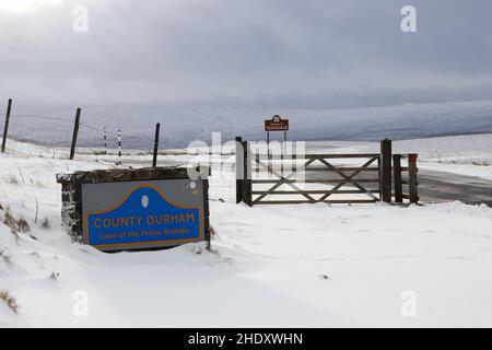 Teesdale, County Durham, Großbritannien. 7th. Januar 2022. Wetter in Großbritannien. Schnee beeinflusst die B6277 zwischen Middleton-in-Teesdale in der Grafschaft Durham und Alston in Cumbria heute Nachmittag Quelle: David Forster/Alamy Live News Stockfoto