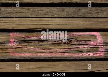 Beschädigte Holzbretter mit rosa Sprühfarbe Markierungen zu markieren Wie zu erneuern Stockfoto