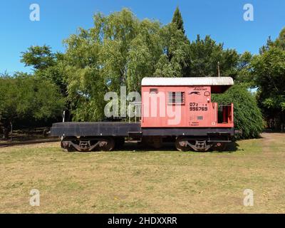 Remedios de Escalada, Argentinien - Nov 21, 2021 - alte rote Holzkutte. Eisenbahnwaggon, der am Ende der Züge zum Transport der Besatzung verwendet wird. Argentinische Eisenbahn. Stockfoto