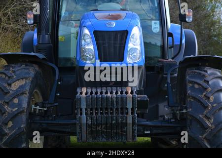 Großer, leuchtend blauer Traktor. Stockfoto