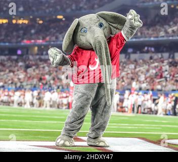 Arlington, Texas, USA. 31st Dez 2021. Alabama Maskottchen Big All während des Cotton Bowl Classic NCAA Football Spiels zwischen der University of Cincinnati Bearcats und der University of Alabama Crimson Tide im AT&T Stadium in Arlington, Texas. Tom Sooter/Dave Campbells Texas Football via CSM/Alamy Live News Stockfoto