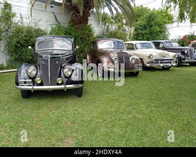 Lomas de Zamora, Argentina - Dec 4, 2021 - Vintage Ford V8 85 De Luxe Zweitürer-Tourenlimousine 1937. Auf dem Gras geparkt. Vorderansicht. CADEAA 2021 Stockfoto