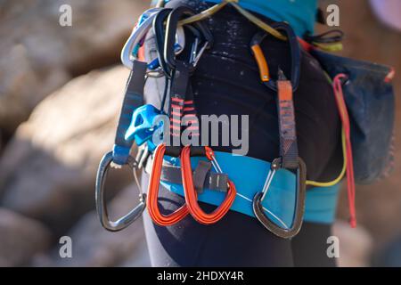 Der Mensch klettert, wandert in den Bergen. Stockfoto