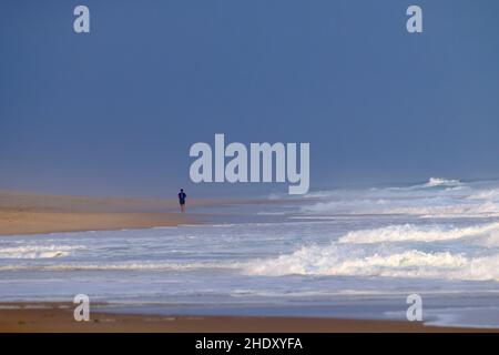 Jogger läuft am Strand entlang. Sodwana, KwaZulu Natal, Südafrika Stockfoto