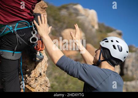 Männer klettern, wandern in den Bergen. Stockfoto