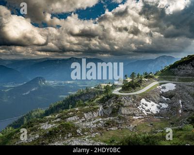 Ein Blick auf eine wunderschöne Berglandschaft mit einer schönen Panoramastraße in den Alpen. Stockfoto