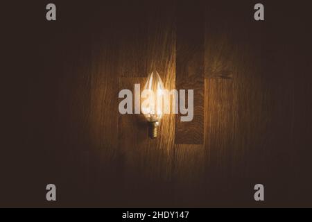 Lichtquelle LED Flatlay auf Holzstruktur Stockfoto