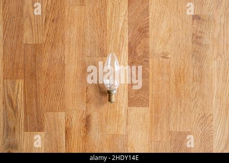 Lichtquelle LED Flatlay auf Holzstruktur Stockfoto