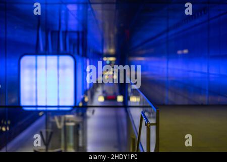 Blick aus der Galerie auf dem Bahnsteig der HafenCity Universität Hamburg, bekannt für die wechselnden Farben der Lichtbehälter. Selecti Stockfoto