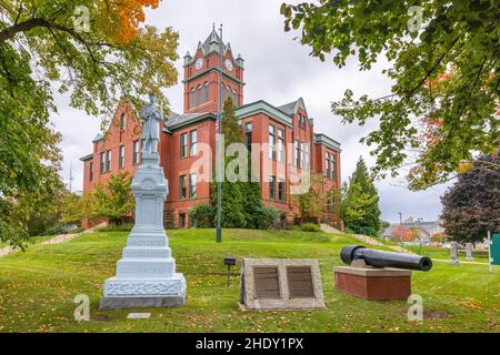 Traverse City, Michigan, USA - 22. Oktober 2021: Das Grand Traverse County Courthouse und es ist ein Bürgerkriegsdenkmal Stockfoto