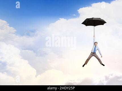 Fliegen, über den Wolken, starten, Währung fliegen, fliegen, Fliegen, Wolken, Abheben, Finanzposten, fliegende Währungen Stockfoto