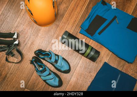 Outdoor-Ausrüstung flach lag auf Holzhintergrund Stockfoto