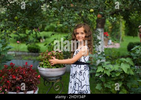 Mädchen, Garten, sommersundress, Mädchen, Gärten, Kleid, Kleider, Sommerkleid, Sommerkleider, Sundresses Stockfoto