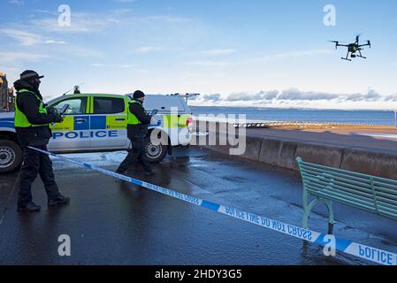 Portobello, Edinburgh, Schottland, Großbritannien. 7th. Januar 2022. Die Suche nach der vermissten Person Alice Byrne, die am 1st. Januar 2022 aus dem Gebiet von Portobello verschwand, wird fortgesetzt. Sehr hilfsbereite Beamte der Police Scotland Air Support Unit (mit Sitz in Glasgow), die sich mit relativ neuer Technologie um sie kümmern, fliegen Steve und Stuart eine Drohne mit einer sehr hochauflösenden Kamera über den Strand, in der Hoffnung, einen Hinweis auf den Aufenthaltsort der jungen Dame zu finden. Die Beamten waren sehr bereit, sich mit der Öffentlichkeit zu beschäftigen und ihren Grund für das sein auf der Promenade zu erklären. Quelle: Archwhite/Alamy Live News. Stockfoto