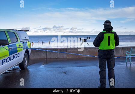 Portobello, Edinburgh, Schottland, Großbritannien. 7th. Januar 2022. Die Suche nach der vermissten Person Alice Byrne, die am 1st. Januar 2022 aus dem Gebiet von Portobello verschwand, wird fortgesetzt. Sehr hilfsbereite Beamte der Police Scotland Air Support Unit (mit Sitz in Glasgow), die sich mit relativ neuer Technologie um sie kümmern, fliegen Steve und Stuart eine Drohne mit einer sehr hochauflösenden Kamera über den Strand, in der Hoffnung, einen Hinweis auf den Aufenthaltsort der jungen Dame zu finden. Die Beamten waren sehr bereit, sich mit der Öffentlichkeit zu beschäftigen und ihren Grund für das sein auf der Promenade zu erklären. Quelle: Archwhite/Alamy Live News. Stockfoto