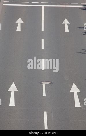 Straße, Richtungspfeil, Fahrbahnmarkierungen, Straße, Straßen, Straßen, Richtungspfeile Stockfoto