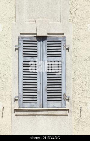 Fenster, Fensterläden, Fenster, Fensterläden Stockfoto