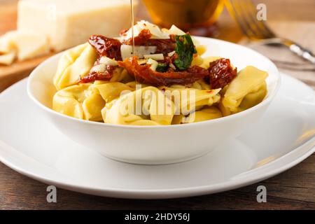 Tortellini, aglio e olio, Tortellinis, aglio e olios Stockfoto