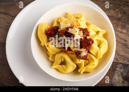 Tortellini, aglio e olio, Tortellinis, aglio e olios Stockfoto