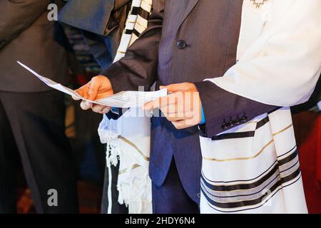 Junge, lesen, Bar Mitzvah, jungen, lesen, Ein Buch lesen, etwas lesen, lesen Stockfoto