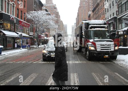 New York, USA. 7th Januar 2022. (NEU) erster lang erwarteter Schnee von 2022 in New York. 7. Januar 2022, New York, USA: Der erste erwartete Schneefall des Jahres 2022 fiel am 7th. Januar in New York mit einer Winterwetterempfehlung in Kraft, die New York City bis 12pm warnte und die New Yorker und Touristen davor warnte, beim Fahren Vorsicht zu walten, zusätzliche Zeit zu lassen und mit langsameren Geschwindigkeiten zu fahren.Quelle: Niyi Fote/Thenews2 (Foto: Niyi Fote/TheNews2/Zumapress) (Bildnachweis: © Niyi Fote/TheNEWS2 via ZUMA Press Wire) Stockfoto