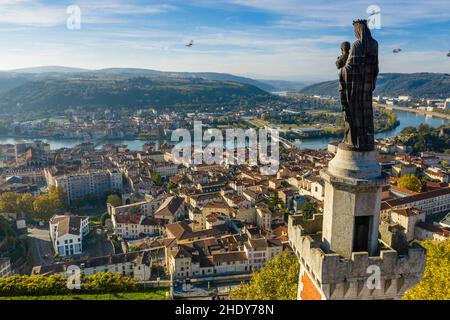 Frankreich, Isere, Vienne, Rhonetal, Statue der Madonna mit Kind auf der Spitze der Kapelle Notre Dame de Pipet (Luftaufnahme) // Frankreich, Isère (38), Stockfoto