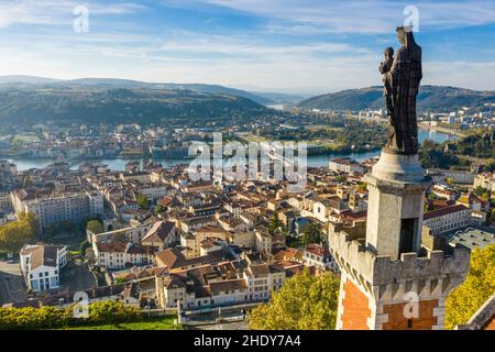 Frankreich, Isere, Rhonetal, Vienne, Statue der Madonna mit Kind auf der Spitze der Kapelle Notre Dame de Pipet (Luftaufnahme) // Frankreich, Isère (38), Stockfoto