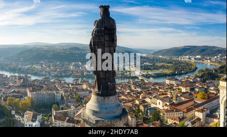 Frankreich, Isere, Rhonetal, Vienne, Statue der Madonna mit Kind auf der Spitze der Kapelle Notre Dame de Pipet (Luftaufnahme) // Frankreich, Isère (38), Stockfoto