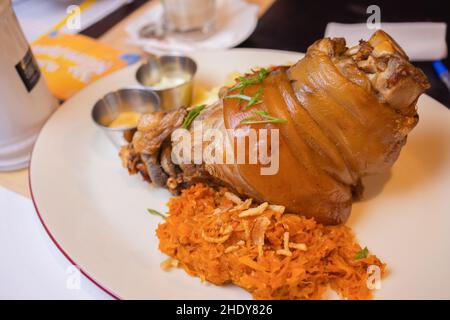 Gebratenes Schweinefleisch Eisbein Eisbein mit geschmorter gekochtem Kohl und Senf auf Holzbrett Stockfoto