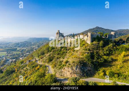 Frankreich, Ardeche, Rhonetal, Rochemaure, befestigtes Dorf und Chateau de Rochemaure auf einem Deich, Burg Rochemaure (Luftaufnahme) // Frankreich, A Stockfoto