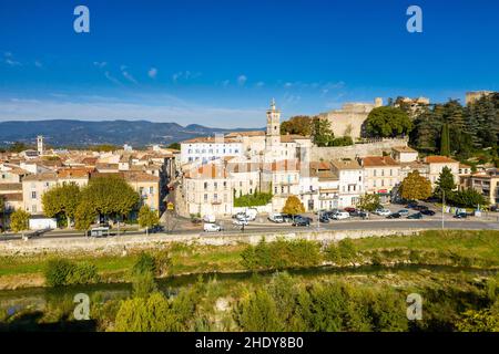 Frankreich, Ardeche, Rhonetal, Monelimar, historisches Zentrum mit dem Chateau des Adhemar oder Chateau des Papes (Luftaufnahme) // Frankreich, Ardèche (07), va Stockfoto