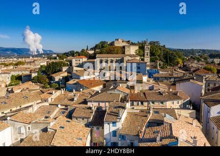 Frankreich, Ardeche, Rhonetal, Montellimar, historisches Zentrum mit dem Chateau de Montellimar oder Chateau des Papes und dem Atomkraftplan Cruas Meysse Stockfoto