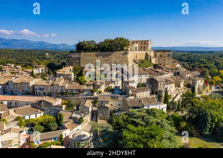 Frankreich, Drome, Grignan, beschriftet Les Plus Beaux Villages de France (die schönsten Dörfer Frankreichs), das Dorf überragt von der Burg, wo Stockfoto