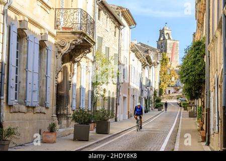 France, Drome, Grignan, beschriftet Les Plus Beaux Villages de France (die schönsten Dörfer Frankreichs), Rue du Grand Faubourg mit der Porte du T Stockfoto